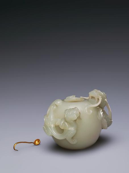 青玉浮雕龙螭水丞