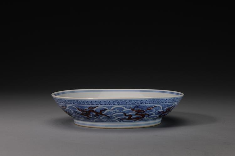 嘉庆款青花海水矾红彩云龙纹盘