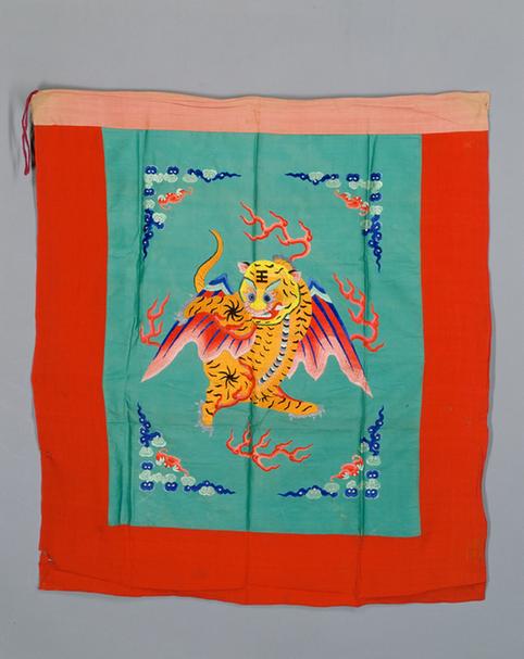 绿色缎绣云蝠纹飞虎旗