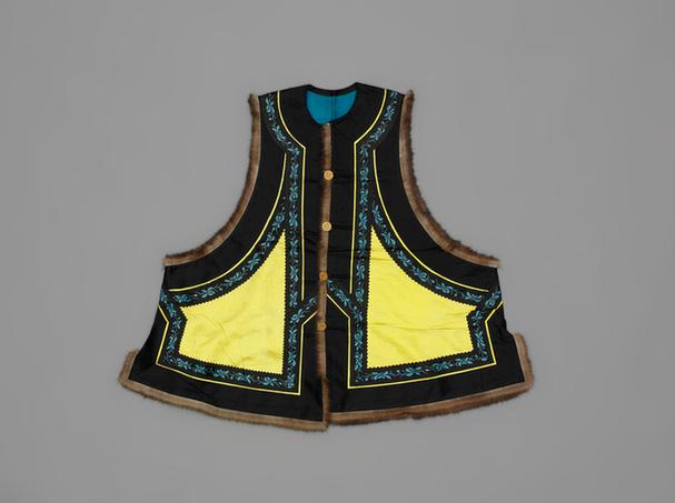 黄色蝠寿纹暗花缎镶貂皮边琵琶襟夹坎肩