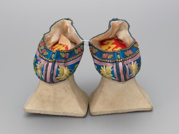 品月色缎绣菊花纹嵌料珠花盆底夹鞋