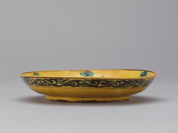 万历款黄地紫绿彩龙纹盘