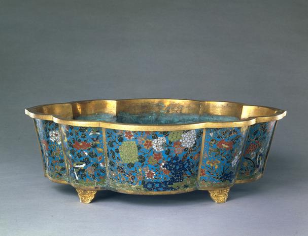 掐丝珐琅花蝶纹莲瓣式盆