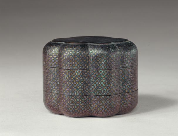 黑漆嵌螺钿婴戏图云头式二层盒