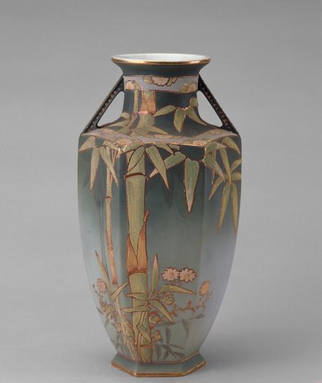 洋瓷绿地粘花六棱双耳瓶