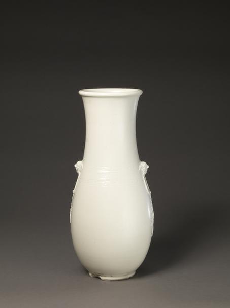 德化窑白釉划花八吉祥纹狮耳琵琶尊