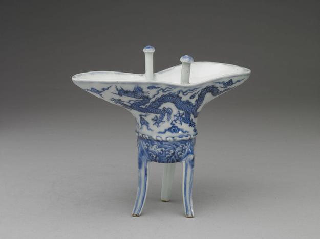 青花波涛龙纹爵杯