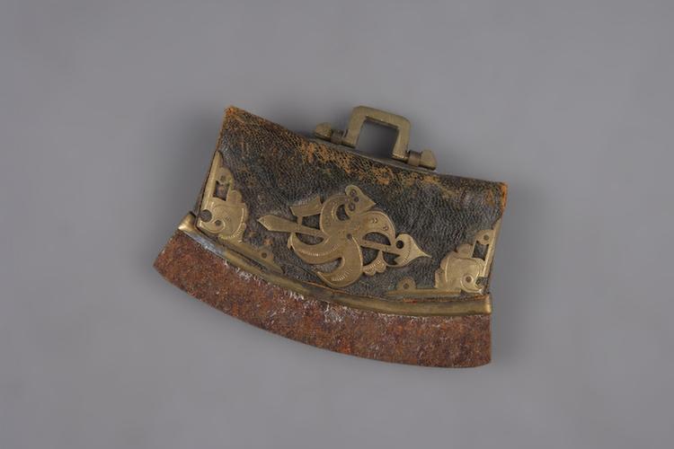 黄色皮嵌铜花荷包式火燫