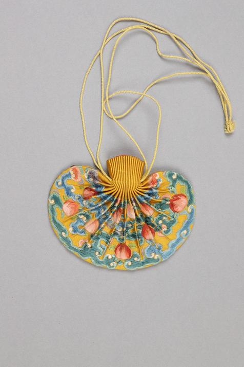 黄色缎绣九桃纹椭圆荷包