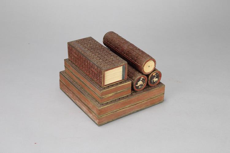 剔红团花纹书卷式三层套盒