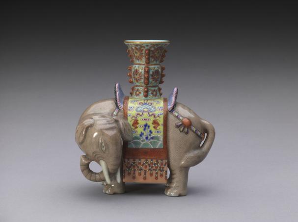 乾隆款粉彩象驮瓶花觚