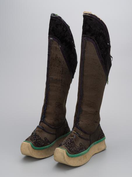 青色缎钉云纹头皂靴