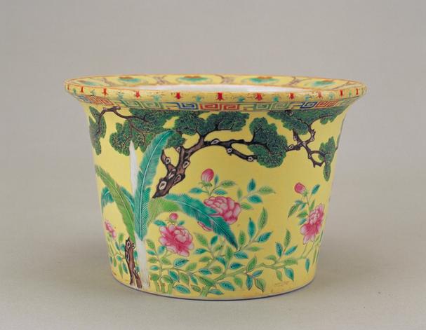 体和殿款黄地粉彩芭蕉花卉纹花盆