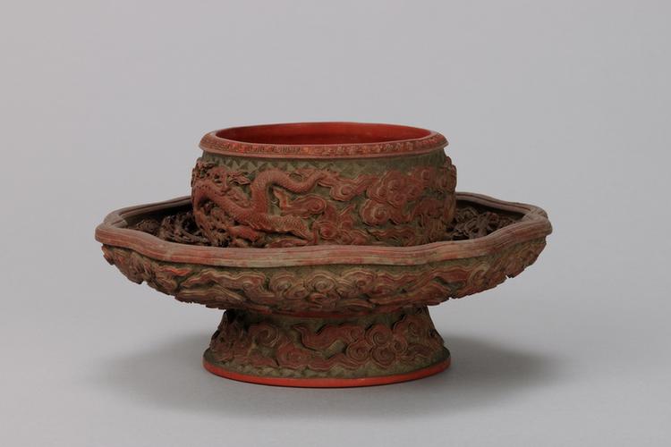 乾隆款剔红云龙纹葵瓣式盏托