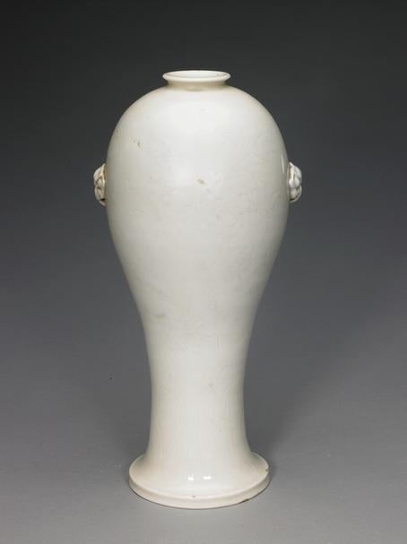 德化窑白釉划花兽耳鱼式尊