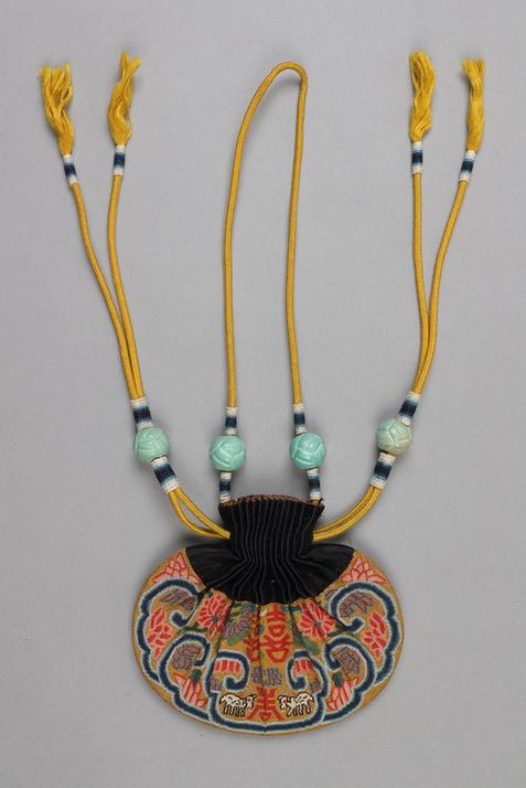 石青色缎口满纳菊花双喜小羊纹腰圆荷包