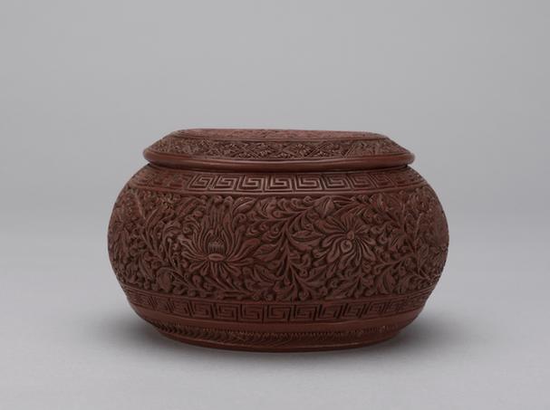 剔黄缠枝莲蟠螭纹棋子盒