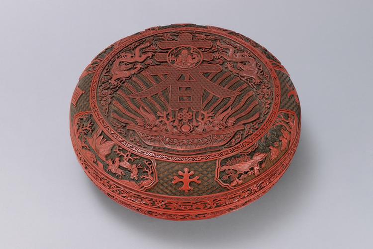 乾隆款剔红寿春图开光山水人物图圆盒