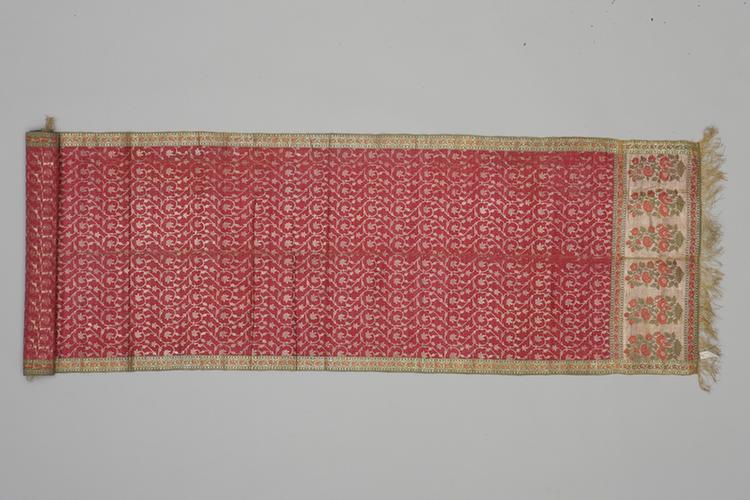 紫红色地缠枝莲花纹回回锦