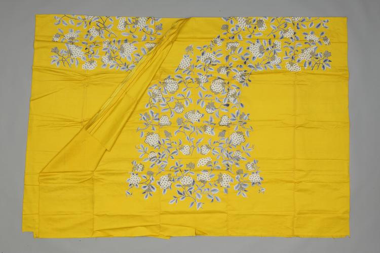 明黄色绸绣浅彩折枝球梅纹氅衣料