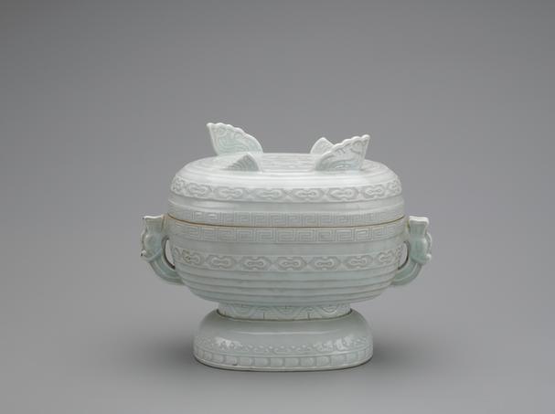 乾隆款白釉凸螭纹簋