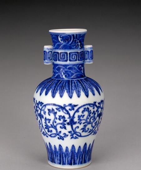 乾隆款青花蕉叶缠枝海石榴纹贯耳瓶