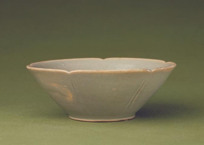 越窑青釉葵口碗