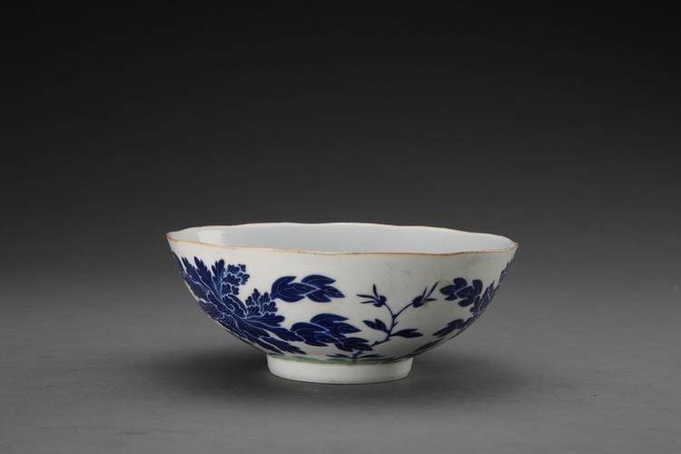 蓝料彩牡丹纹花口碗