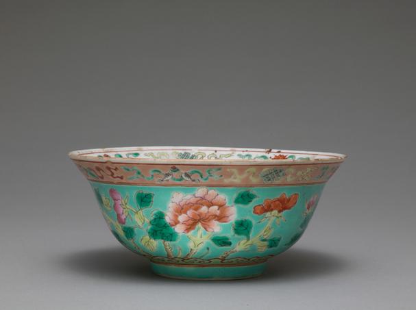 绿地粉彩牡丹纹小盖碗