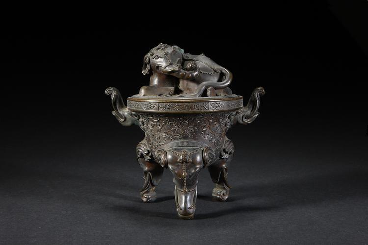 宣德款铜缠枝花卉纹象耳足盖炉