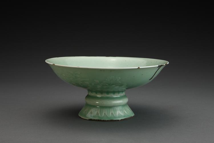 雍正款冬青釉高足碗