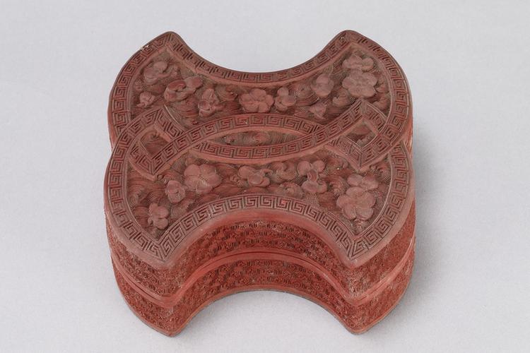 剔红落花流水纹银锭式盒