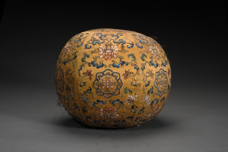 黄色缎绣勾莲蝠纹迎手