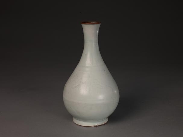 青白釉划花缠枝莲纹玉壶春瓶