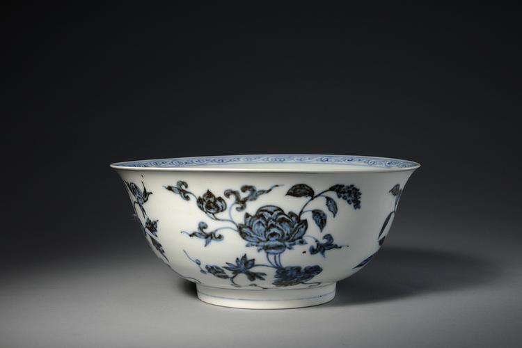青花折枝牡丹石榴纹碗