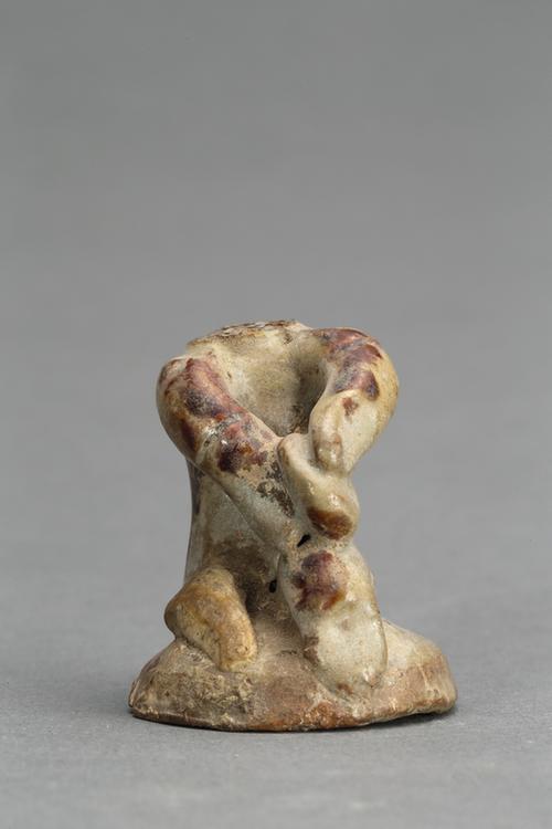 青釉瓷画彩女坐像