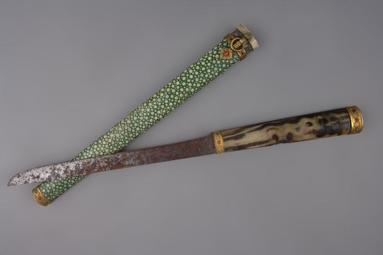 绿皮包铜镀金嵌松石牛角柄鞘刀