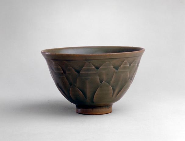 耀州窑青釉刻莲瓣纹碗