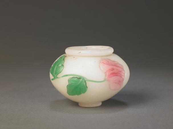 白色地套彩色玻璃花卉纹水丞