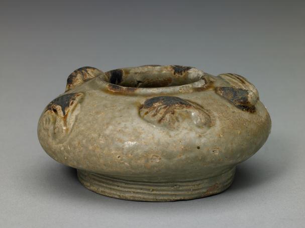 青釉加彩蛙式水丞