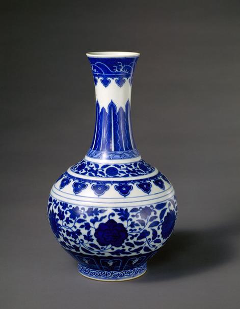 宣统款青花缠枝莲凸弦纹赏瓶