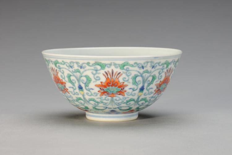 雍正款斗彩缠枝宝相花纹碗