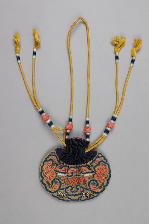 石青色缎口满纳菊花盘肠纹椭圆荷包