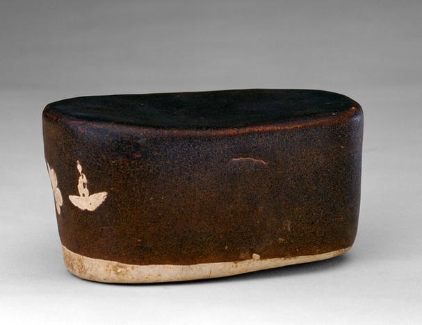 吉州窑黑釉塑贴朵花纹枕