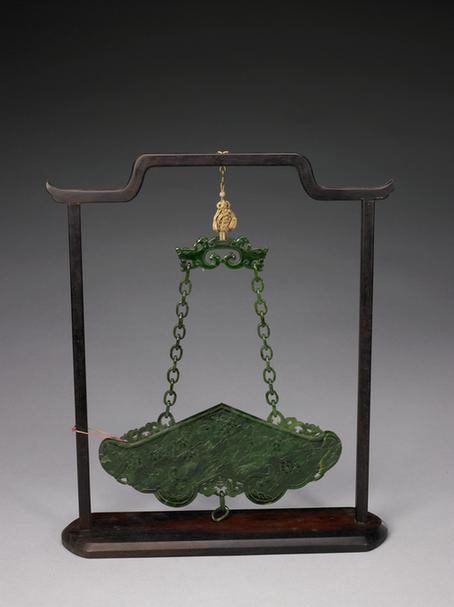 碧玉双面雕松竹梅带链磬