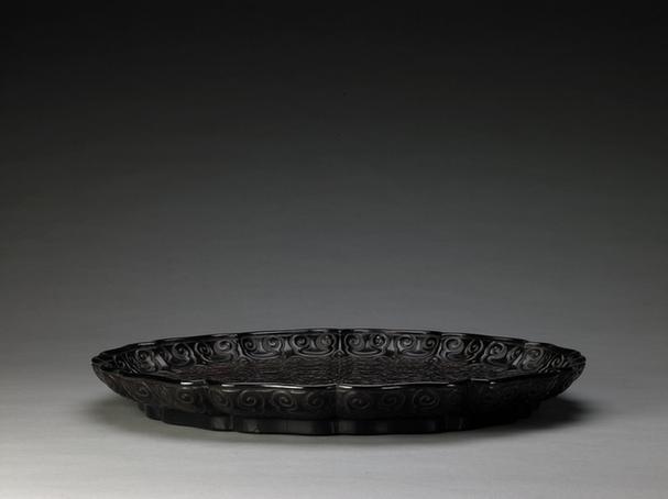 乾隆款剔犀如意云纹葵瓣式盘