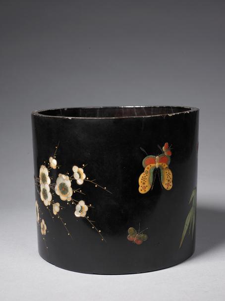 黑漆百宝嵌梅竹蜂蝶纹笔筒