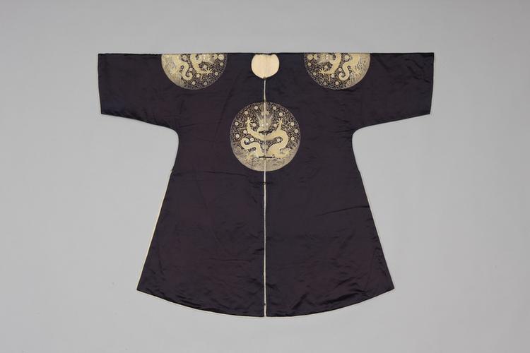 石青色缎平金绣四团勾莲金龙纹珍珠毛衮服