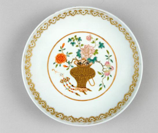 粉彩描金花篮纹盘