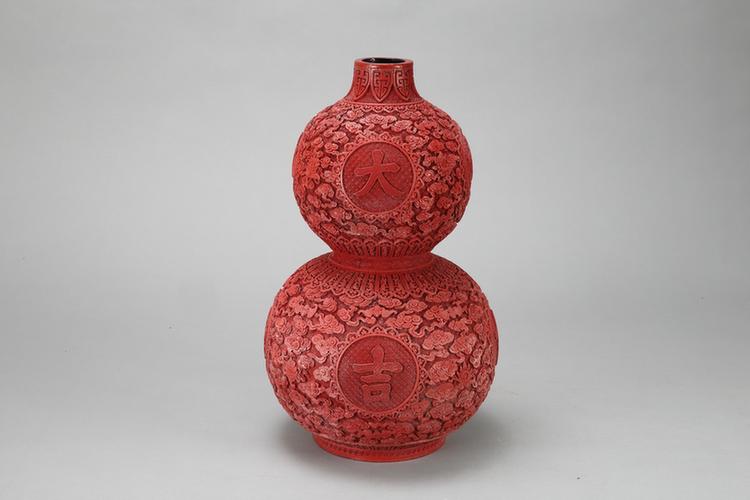 剔红蕉叶云蝠八宝纹大吉葫芦式瓶